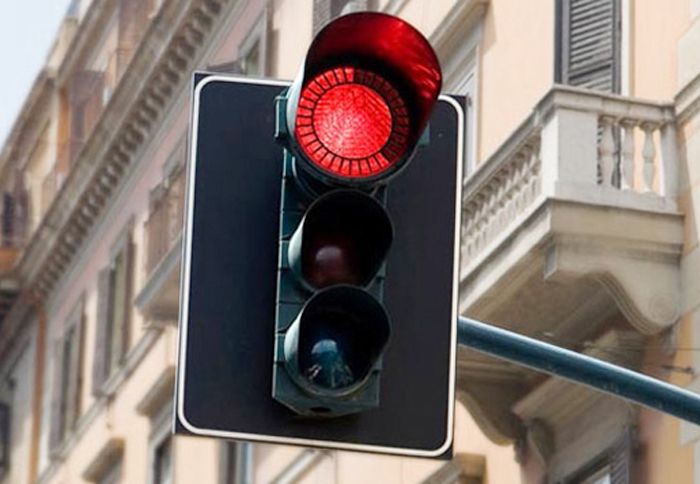 Το έγκλημα της παραβίασης του ερυθρού σηματοδότη θα τιμωρείται πλέον με 1.050 ευρώ.